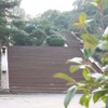 向ヶ丘遊園の象徴的な存在だった「花の大階段」（閉園から9年後の2011年撮影）。住宅や庭園などを整備する基本計画が2010年にまとめられたが、工事費の高騰などから計画を見直すことが決まった。