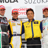 左から2位のロシター、優勝のデュバルと土沼監督、3位の石浦。