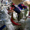 スティーブン・スワンソン宇宙飛行士（左）のヘルメットのフィットチェックを手伝う若田宇宙飛行士（4月17日撮影）（出典：JAXA／NASA）