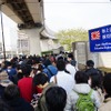 開場2時間前となる午前7時ごろには順番待ち行列が早くも1000人に。以後、急速に伸びていった。正午前には約1kmの長さに。