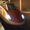 4月20日に始まった試験走行で、九州新幹線熊本駅に入線したフリーゲージトレインの新試験車両