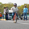 補助輪なしで自転車に乗れた！　親子の挑戦を自転車競技団体がサポート