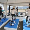 Think Blue. キッズプログラム。自転車を漕いで起こした電気でスロットカーを走らせる