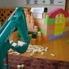 ショベルで雪をすくう