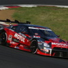 #23 GT-Rはトップに立つ場面もあったが、トラブルらしき状況で後退（8位）。＜撮影：益田和久＞