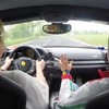 フェラーリ458イタリアをドライブする母親