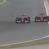 フェラーリ・チームメイトのキミ・ライコネンを交わすフェルナンド・アロンソ