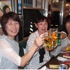 京阪は今年も大津線で、車内でビール飲み放題の「昭和レトロ　ビールde電車」を運行。写真は昨年の車内の様子