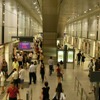 シンガポールMRTの駅ホーム。同国の陸上交通省は、ラッシュ対策として1年間の予定で試行している早朝の運賃無料化を1年延長すると発表した