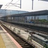 下りホームのみ既に高架化されている東花園駅の様子（5月8日）。工事中の上り高架ホームが右側に見える。9月の全面高架化に伴い同駅の営業キロが変更されるため、運賃も一部の区間で変更される。