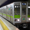 東京都交通局は、都営新宿線の全駅にホームドアを設置すると発表。2019年度までの整備完了を目指す。写真は新宿駅に停車する都営新宿線の10-000形