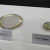 トヨタが20日、ハイブリッド車向けSiCパワー半導体を発表。右がSiCパワー半導体ウエハー