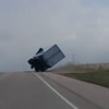 米国コロラド州で横風を受けた大型トレーラー