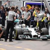 プラクティス中にピットインを行うメルセデスのルイス・ハミルトン