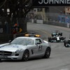 オープニングラップのクラッシュによるイエローフラッグの後、セーフティカーが再スタートを先導した
