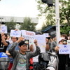 戦勝記念塔での反軍政デモ（２３日）