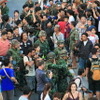 戦勝記念塔での反軍政デモ（２３日）
