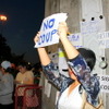 戦勝記念塔での反軍政デモ（２３日）