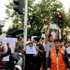 戦勝記念塔での反軍政デモ（２３日）
