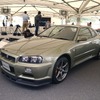 R34の社内コードを持つモデル。1998年に登場したが、行き詰まりは明確でR32以降、大きなメカニズムの変更はなかった。一方で販売は徐々に減少し、大きな岐路に立たされたのがこのR34時代のスカイラインであった。1999年に日産はルノーと合併。この時点でスカイラインの行く末は非常に不透明なものとなっていた。スカイラインと名の付くGT-Rが生み出されるのもこれが最後となった。