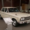 1963年に誕生。そして１年後、上級モデル、グロリアから移植された2リットル直6エンジンを積んだスカイラインGTが登場する。さらに1年後、日本グランプリ制覇を目論んでより高性能化されたモデルが誕生した。2台のGTは2000GT-Aと2000GT-Bとして区別された。第2回日本GPにおけるポルシェとのバトルは伝説となっている。