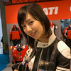 【東京モーターショー05】コンパニオン写真蔵…その15、フラッシュビーム!!