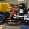 車体中央に油圧で駆動する高圧水回転ノズル式除染機を搭載する