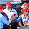 ポール獲得を喜ぶ琢磨だったが、決勝は無念の展開に。写真：INDYCAR