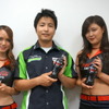 渡辺一樹選手と鈴鹿サーキットレースクイーンの野中一希さん（左）＆板垣里奈さん（右）