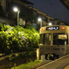 京王は6月9日から、恒例となっている井の頭線東松原駅構内のアジサイライトアップを実施。写真は昨年の様子