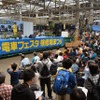 6月8日に開催された車両工場公開イベント「西武・電車フェスタ2014 in 武蔵丘車両検修場」の様子。普段は目にすることができない検修作業の実演などが行われた。