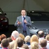 英国ロンドンでモデルSの右ハンドル車の納車イベントに登場したテスラモーターズのイーロン・マスクCEO