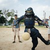 日清カップヌードルCMで、徳田幸太郎が甲冑姿でフリースタイルフットボール披露