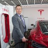 英国初の「スーパーチャージャー」でモデルSを急速充電するテスラのイーロン・マスクCEO