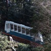 幼少期の源義経（牛若丸）が過ごした地として知られる鞍馬寺は、叡山電鉄の鞍馬駅から鞍馬寺が運営するケーブルカー「牛若号III」でアクセスできる。