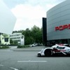 ポルシェのドイツ本社を訪問したアウディR18 e-トロン・クワトロ