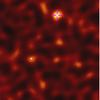 GRB 020819Bの母銀河の観測結果。左と中央はアルマ望遠鏡による観測結果で、分子ガスが放つ電波の強度分布（左）と塵が放つ電波の強度分布（中央）の図。右はジェミニ北望遠鏡による可視光観測画像。画像中央上にある十字がガンマ線バーストの発生位置を示している。