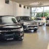 岡崎工場では現在、アウトランダー、同PHEV、RVRを生産する。奥はランサーエボリューションMIEVとミニキャブ電気自動車