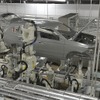 塗装ロボットによる中塗り工程。ここは見学路からガラス越しに見ることが出来る