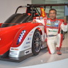 三菱・MiEV エボリューションIIと増岡浩氏（2013年）