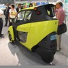日本国内では原付ミニカーとして登録するため乗車定員は1名。海外ではリアにもう1名乗れる