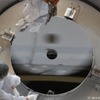 蒸着直後の宇宙科学研究所1.3m望遠鏡反射鏡（出典：2014 OAO／NAOJ　＆　JAXA）