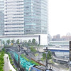 高島貨物線。奥に日産本社とみなとみらい大橋