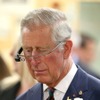 Google Glass。5月、カナダを訪れた英チャールズ皇太子が試着　(c) Getty Images
