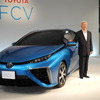 トヨタ自動車の加藤光久副社長とFCV