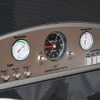 カーボン調ヘッドボードには回転計を模した時計や、油温・水温計を模した温度・湿度計を配置