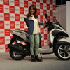 ヤマハ発動機 トリシティ MW125 発表会。手前は女優の大島優子さん