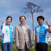 記者発表に登場した（左から）日向涼子、陸前高田市の戸羽太市長、片山右京