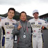 カルダレッリ（右）は伊藤大輔（左）と組んでSUPER GT/GT500クラスにレクサス陣営から参戦中、今季開幕戦では優勝した。中央はトムスの関谷正徳監督。写真：TOYOTA