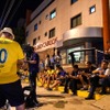 ネイマールが搬送された病院前で無事を祈るファン。7月4日　(c) Getty Images